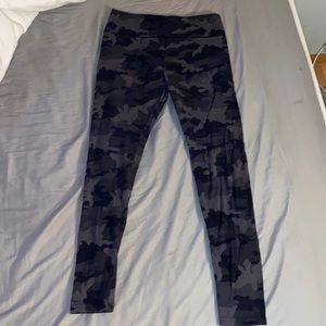 wild fable leggings / size M / light gray, dark gray, & black camo